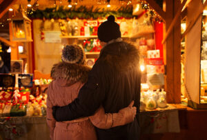 Stel romantisch op de Kerstmarkt in Duitsland